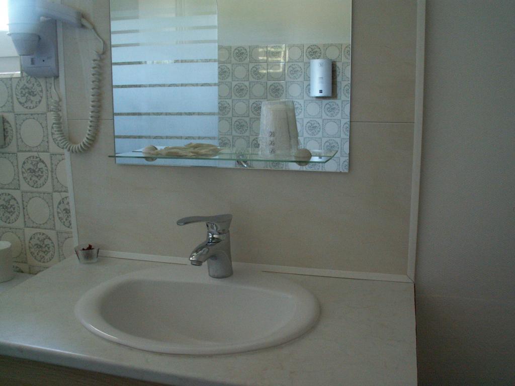 Le Relais Du Pont De Rhodes Frayssinet Phòng bức ảnh
